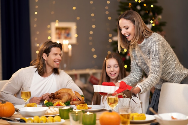 belle famille passant Noël à la maison