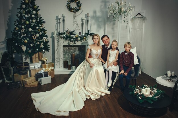 Belle famille posant dans un studio de Noël