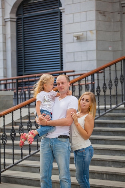 Belle famille pour une promenade Petite fille heureuse