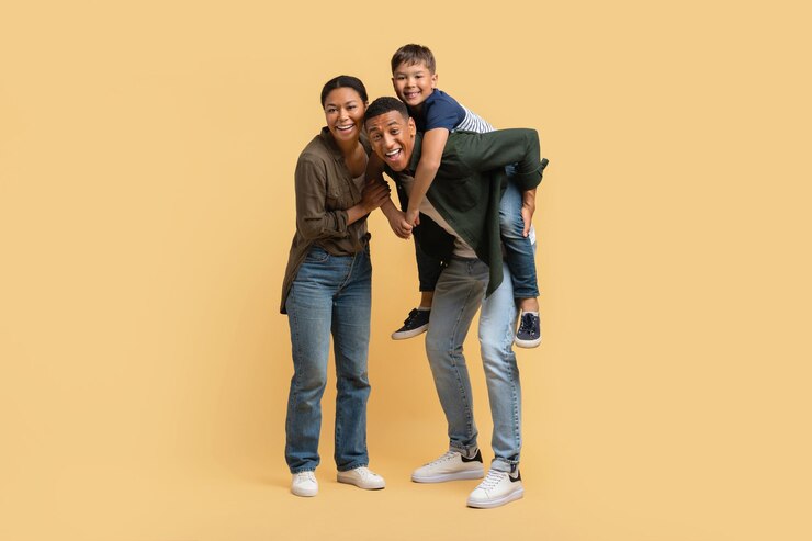 Photo belle famille profitant du temps ensemble posant sur fond beige