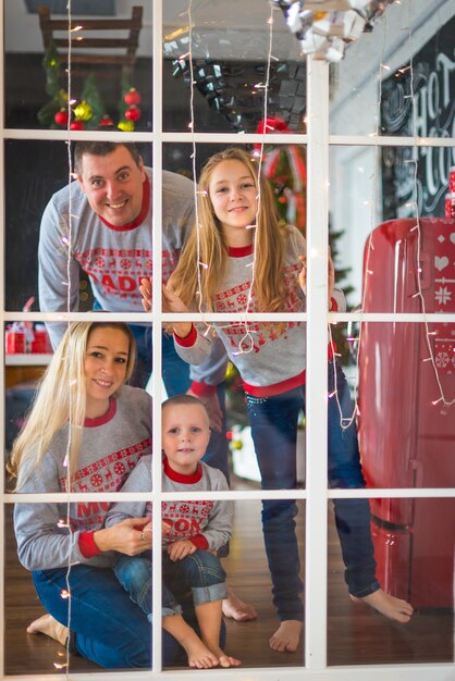 Belle famille en pulls à Noël