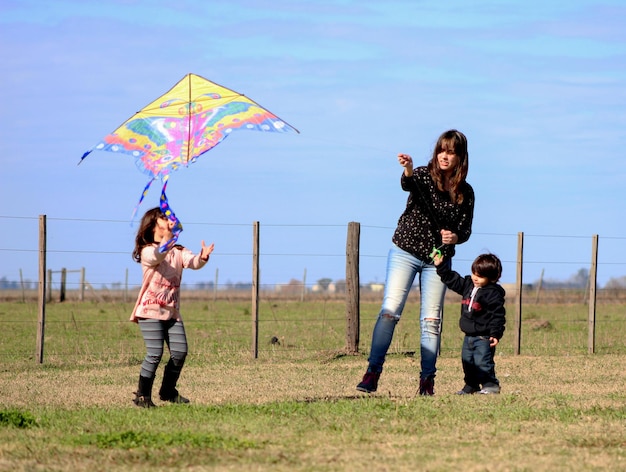 Une belle famille qui fait voler un cerf-volant.