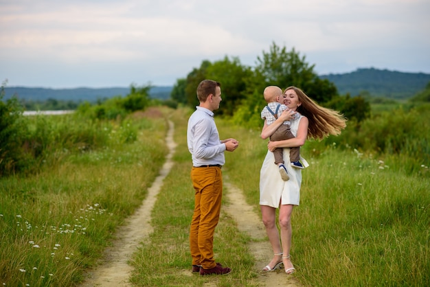 Belle famille s'amusant dans la nature