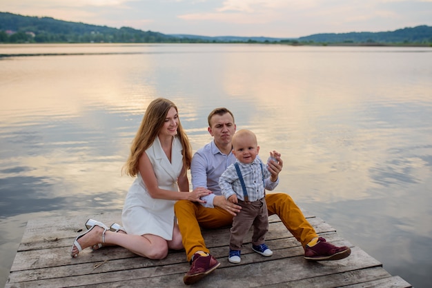 Belle famille s'amusant près du lac