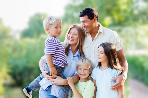 Belle famille se reposant dans le parc en plein air