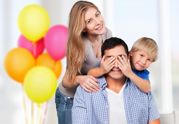 Belle famille souriante dans la chambre avec des ballons