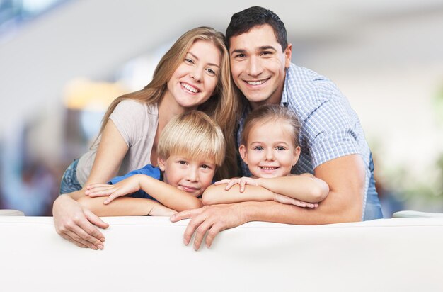 Belle famille souriante dans la chambre à la maison