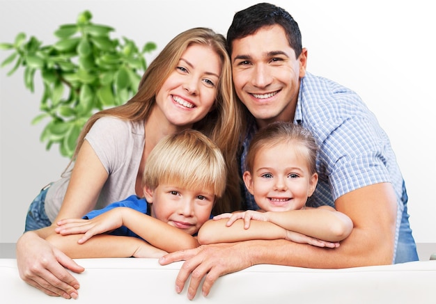 Belle famille souriante dans la chambre