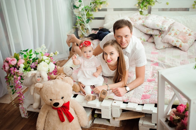 Belle famille sourit et rit, pose à la caméra et huggin