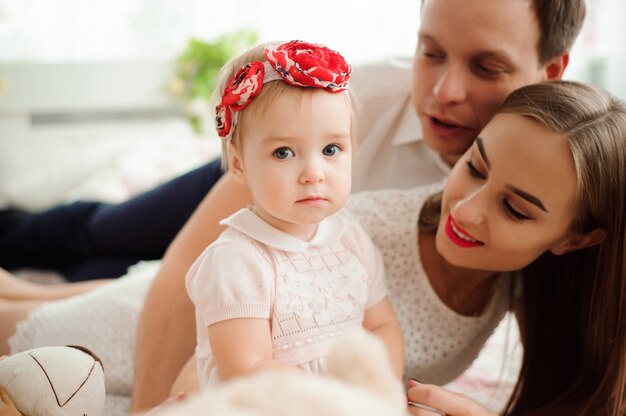 Belle famille sourit et rit, se présentant à la caméra