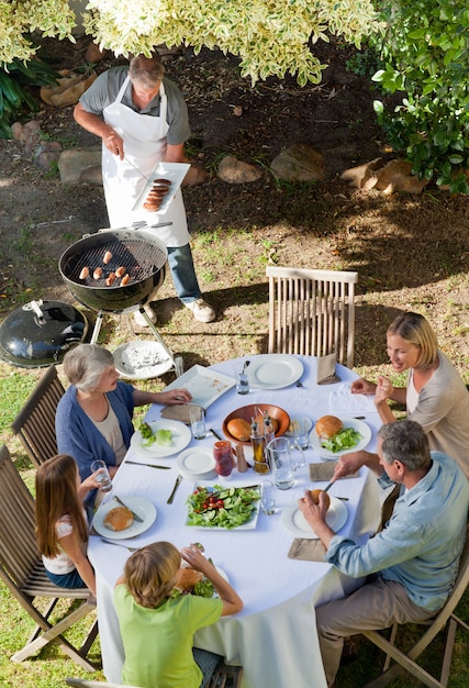 Belle famille en train de manger dans le jardin