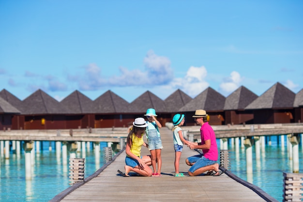 Belle famille en vacances d'été