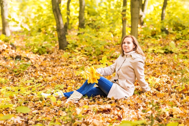 Belle femelle dans le parc d'automne