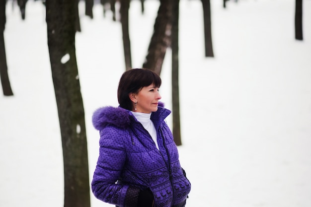 Belle femme adulte bénéficiant d'une journée d'hiver