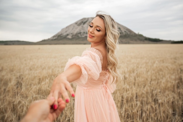 belle femme adulte avec du maquillage en robe dans la nature