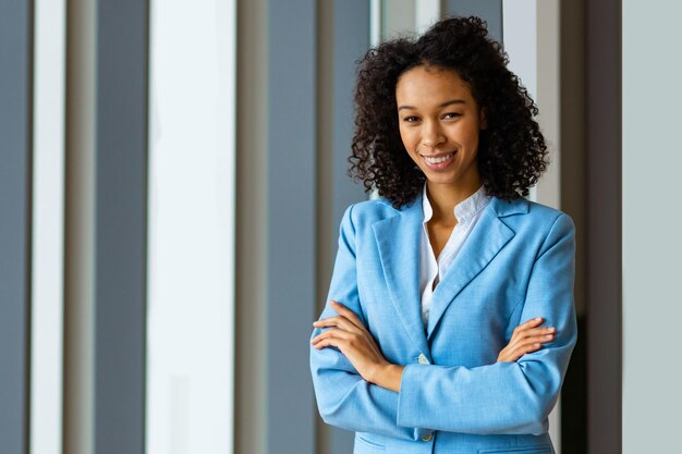 Belle femme d'affaires adulte debout dans un studio d'affaires