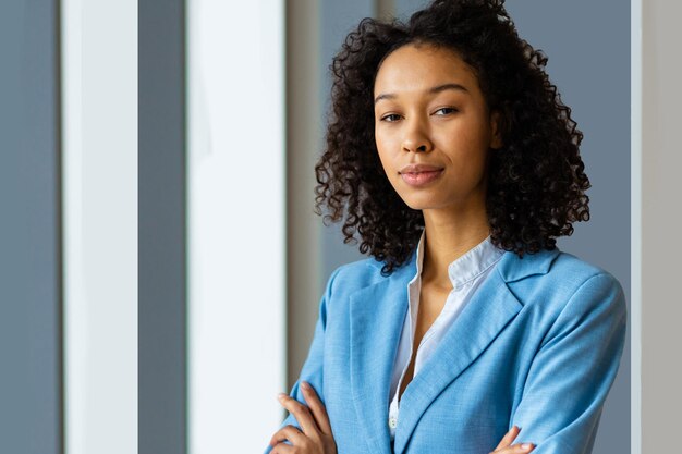 Belle femme d'affaires adulte debout dans un studio d'affaires