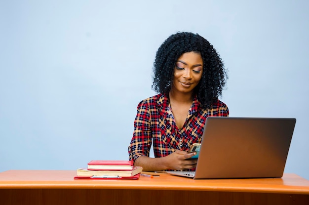 Belle femme d'affaires africaine isolée sur fond de Pentecôte se sentant excitée