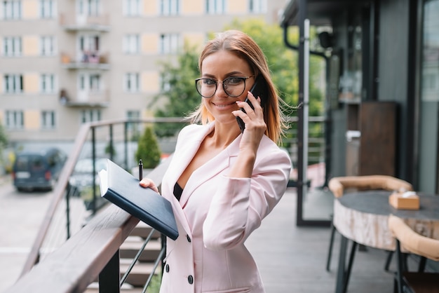 Belle femme d'affaires à l'aide du téléphone