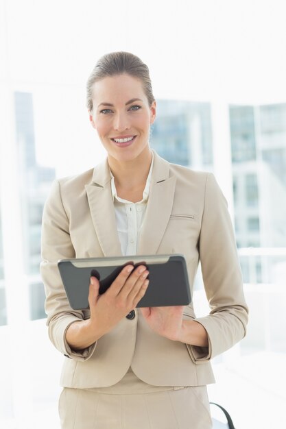 Belle femme d&#39;affaires à l&#39;aide de tablette numérique