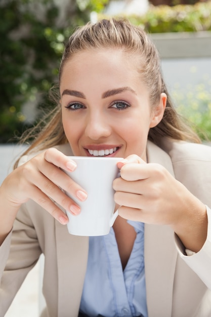 Belle femme d&#39;affaires appréciant un café