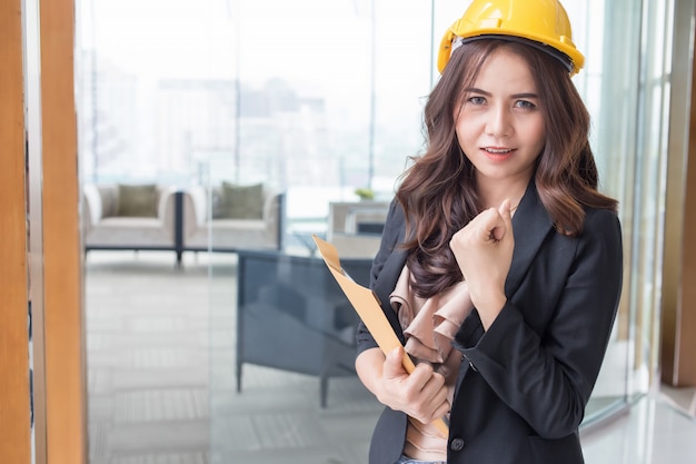 Belle femme d'affaires d'Asie sur fond de bureau estompée.