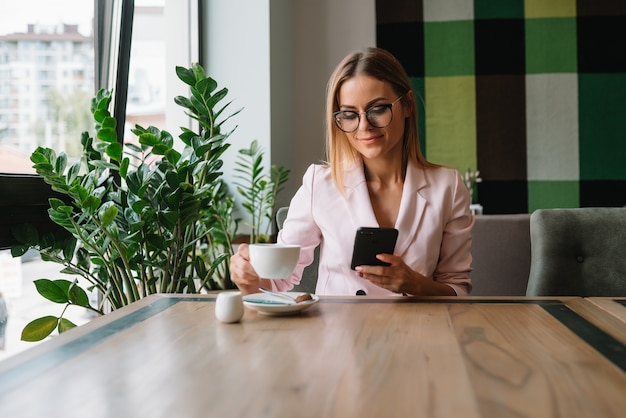 Belle femme d'affaires assise dans un café