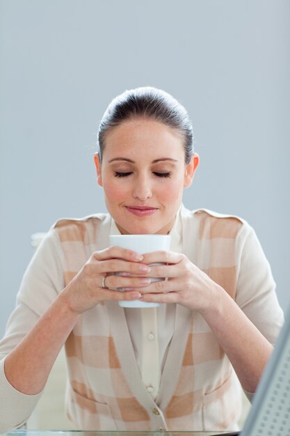 Belle femme d&#39;affaires, boire un café