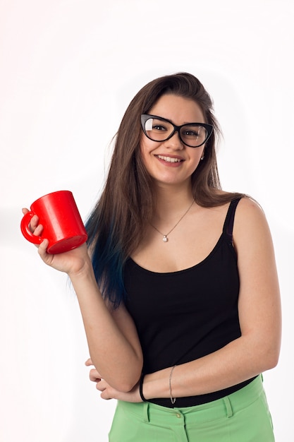 Belle femme d'affaires buvant du thé au café dans une tasse rouge. portrait. Travailleur de bureau.