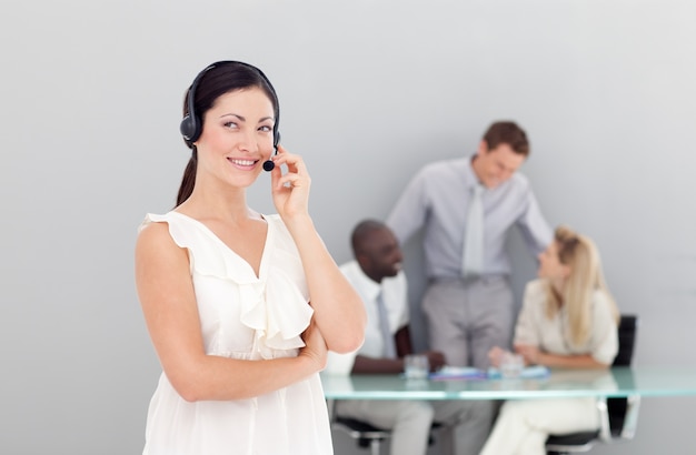 Belle femme d&#39;affaires avec un casque sur