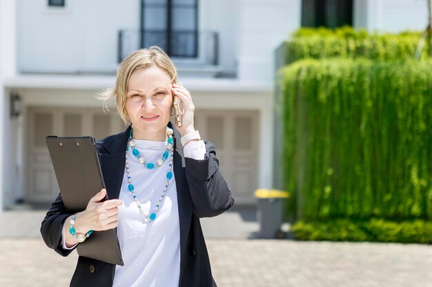 Photo belle femme d'affaires caucasienne appelant quelqu'un