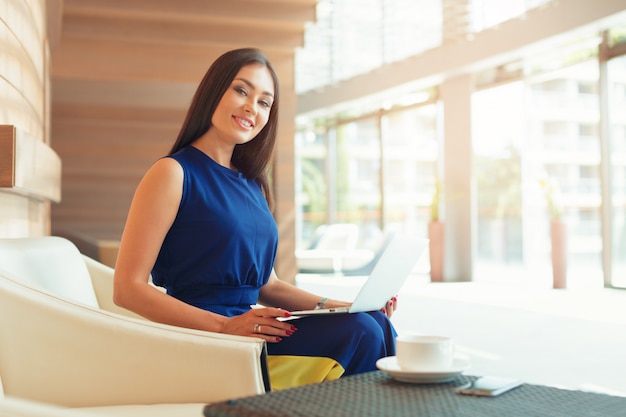 Belle femme d'affaires confiante