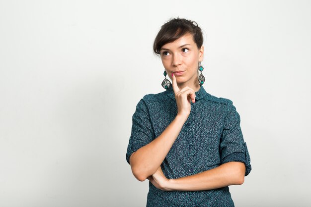 belle femme d'affaires contre le mur blanc