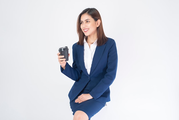 Belle femme d&#39;affaires en costume bleu boit du café