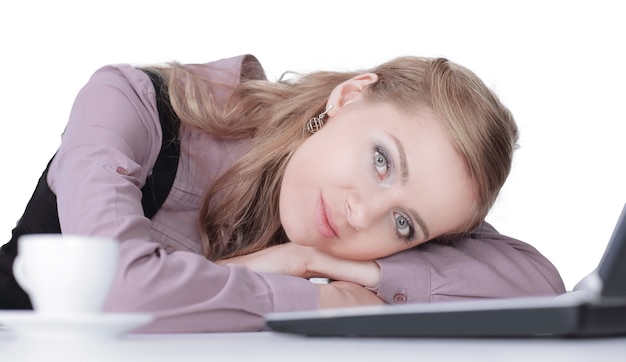 Belle femme d'affaires dormant sur le clavier de l'ordinateur portable après le travail.