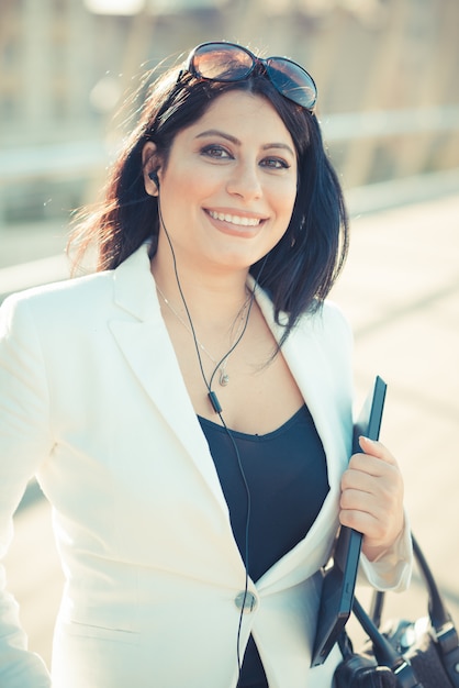 belle femme d&#39;affaires élégant de longs cheveux noirs avec tablette