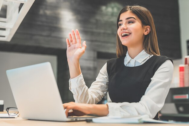 La belle femme d'affaires faisant des gestes au bureau