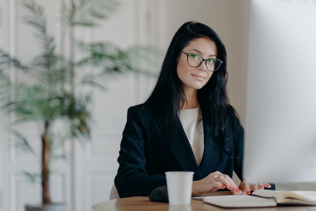 Belle femme d'affaires sur le lieu de travail