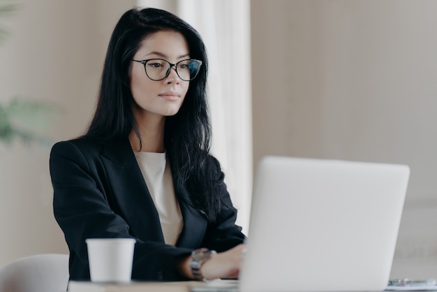 Belle femme d'affaires sur le lieu de travail