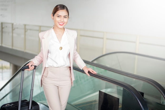 Belle femme d&#39;affaires marche dans l&#39;aéroport, concept de voyage d&#39;affaires