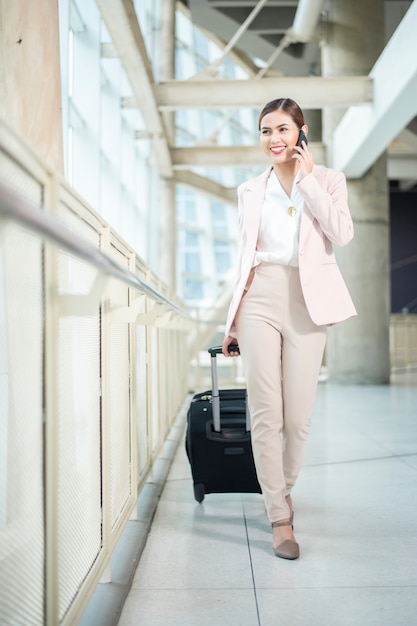 Belle femme d&#39;affaires marche dans l&#39;aéroport