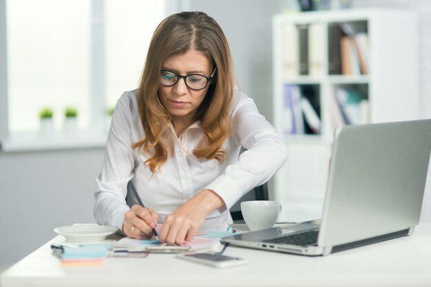 Belle Femme D'affaires Mature Fatiguée Et Folle Dans Des Verres Travaille Au Bureau