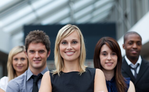 Belle femme d&#39;affaires menant son équipe