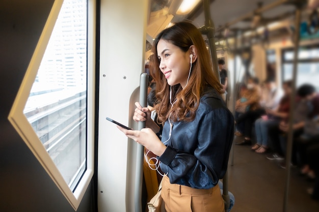 Belle femme d'affaires en métro dans la ville