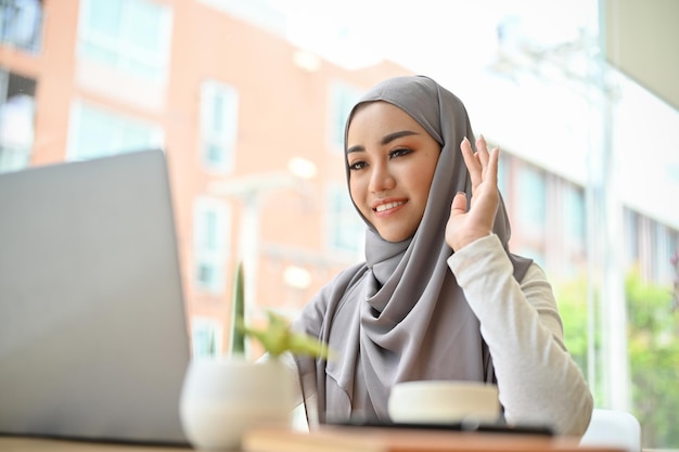 Belle femme d'affaires musulmane asiatique ou étudiante ayant une réunion en ligne