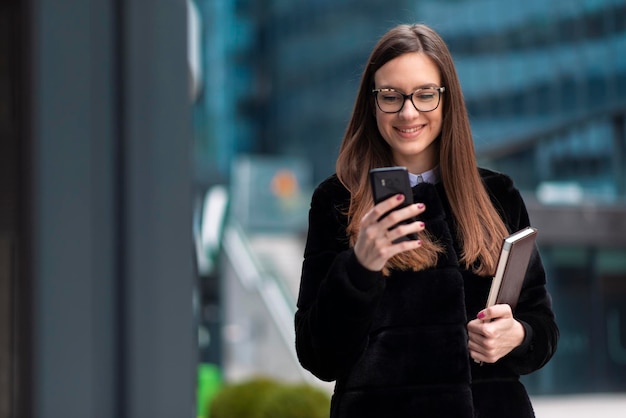 Belle femme d'affaires parlant au téléphone en plein air