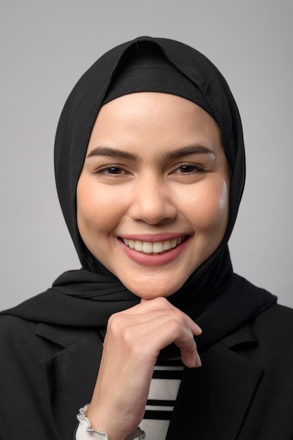 Une belle femme d'affaires avec portrait hijab sur fond blanc