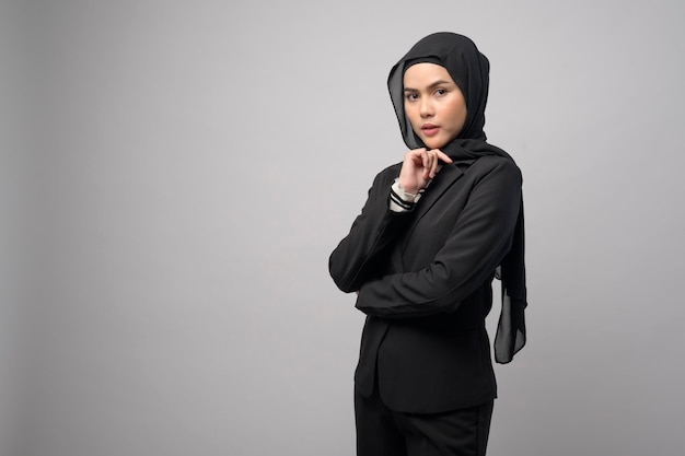 Une belle femme d'affaires avec portrait hijab sur fond blanc