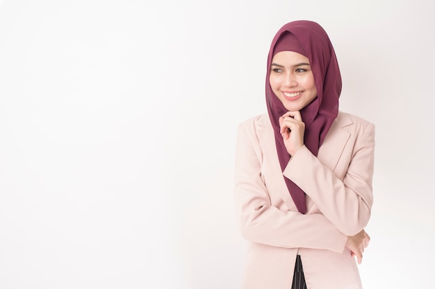 Belle femme d'affaires avec portrait hijab sur fond blanc