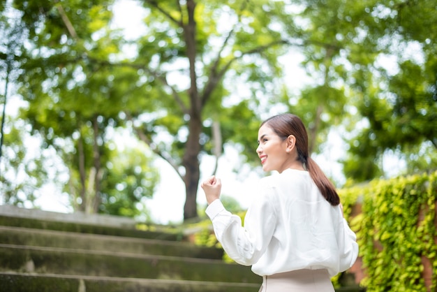 Belle femme d&#39;affaires réussit en plein air